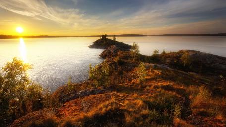 Tranquil Sunset Over Serene Lake Peninsula wallpaper