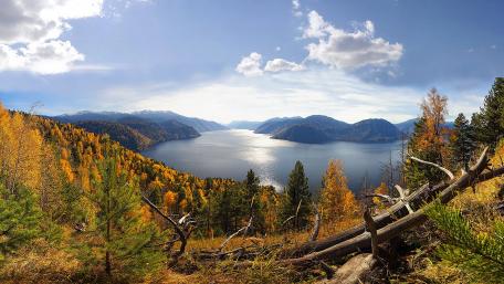 Lake Teletskoye at fall wallpaper