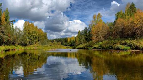 Tranquil Autumn Reflections Over a Serene Lake wallpaper