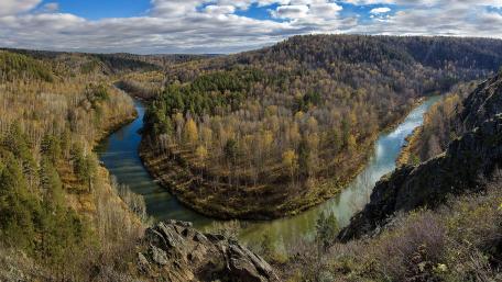Serene River Bend in Nature's Embrace wallpaper