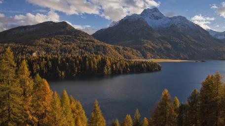 Serene Mountain Lake View wallpaper
