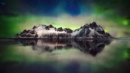 Northern lights reflection wallpaper