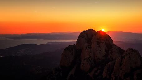 Majestic Sunset Over Mountain Ridge wallpaper