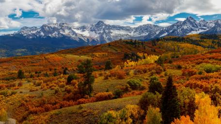 Autumn Majesty in Mountain Splendor wallpaper