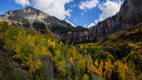 Vibrant Autumn Mountainscape Wallpaper wallpaper
