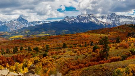 Autumn Splendor in Mountain Landscapes wallpaper