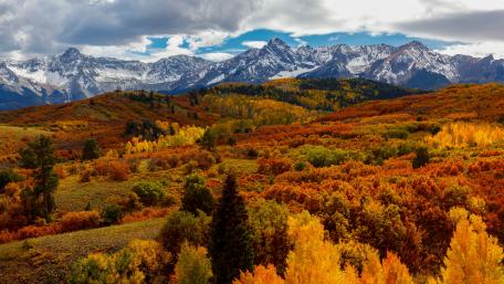Majestic Autumn Mountain Retreats wallpaper