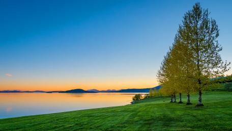 Serene Lakeside Sunset Reflection in Nature wallpaper