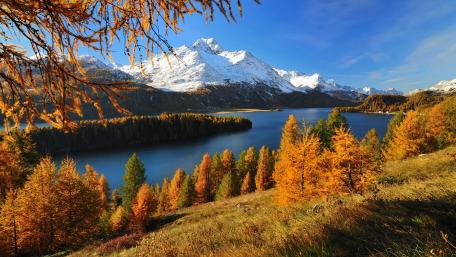 Majestic Autumn Alps Landscape with Serene Lake wallpaper
