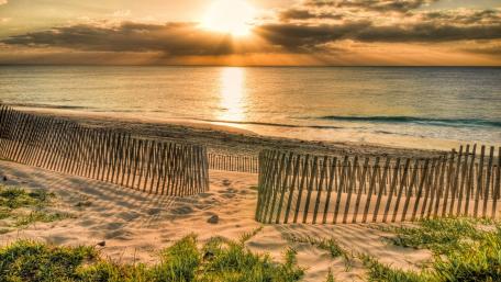 Tranquil Sunset Over the Shoreline wallpaper