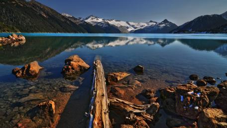 Tranquil Reflections of Nature's Beauty wallpaper