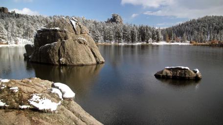 Peaceful Winter Lake Reflection in Nature wallpaper