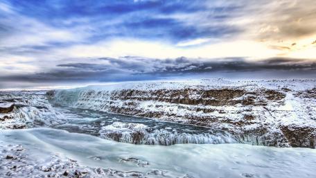 Winter's Frozen Serenity wallpaper