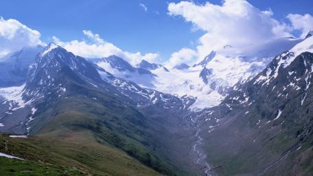 Majestic Alpine Valley View wallpaper
