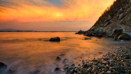 Serene Sunset by the Shoreline wallpaper