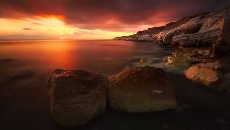 Majestic Sunset Over Serene Ocean Waters wallpaper