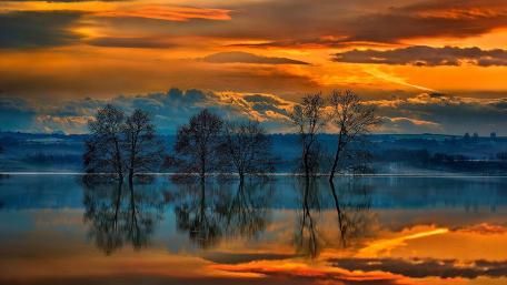 Vibrant Sunset Reflections Over Serene Waters wallpaper