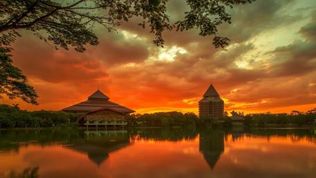 Serene Sunset Over the City Lake wallpaper