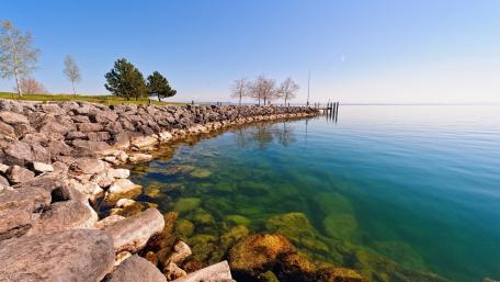 Tranquil Lakeside Serenity wallpaper