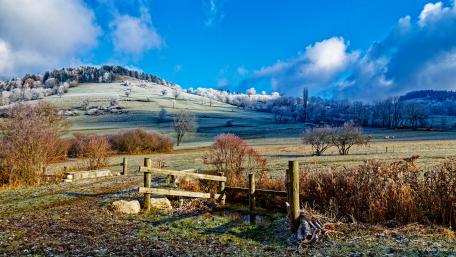 Winter Serenity in the Countryside wallpaper