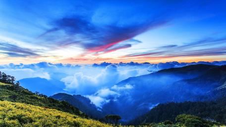 Majestic Horizon Over Misty Mountains wallpaper