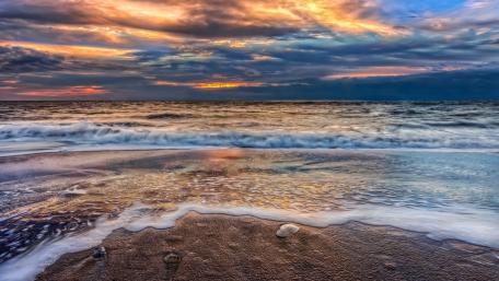 Serene Sunset Over Tranquil Waves wallpaper