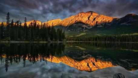 Majestic Mountain Reflections in a Serene Lake Scene wallpaper