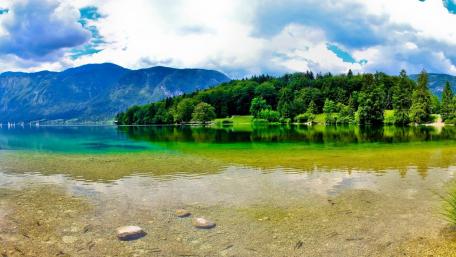 Serene Lakeside Escape wallpaper