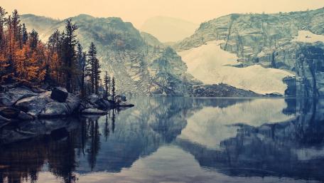Tranquil Winter Lake Reflection wallpaper