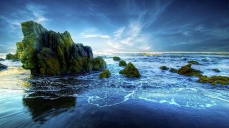 Serene Beach and Majestic Horizon View wallpaper
