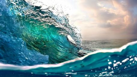 Majestic Ocean Waves Dance in Serenity wallpaper