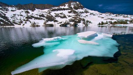 Arctic Serenity Reflecting Nature's Beauty wallpaper