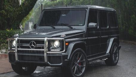 Mercedes-Benz in Rainy Elegance wallpaper