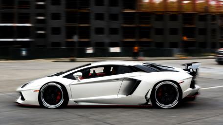 Lamborghini Aventador in Motion: A Snapshot of Power wallpaper