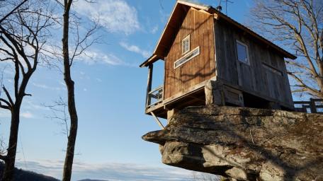 Cliffside Cabin Retreat in Nature's Embrace wallpaper