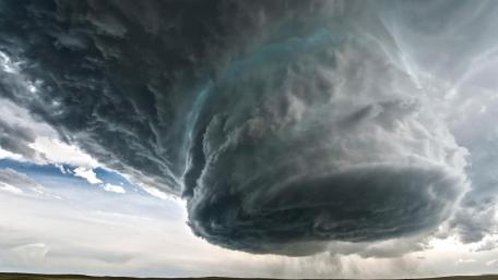 Majestic Supercell Under Dramatic Sky wallpaper