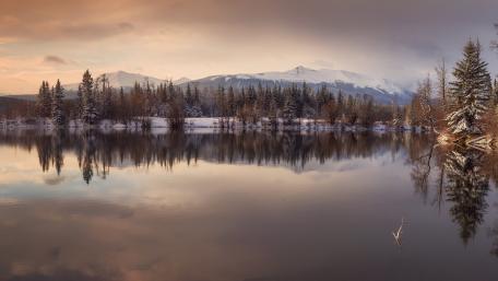 Serene Winter Reflection on the Lake wallpaper