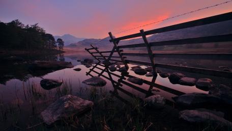 Tranquil Lake at Dusk's Embrace wallpaper