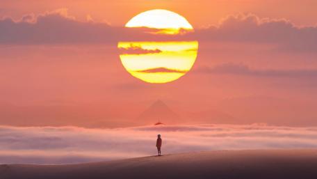 Staring into the sun wallpaper