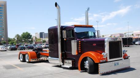 Bold and Beautiful Custom Truck Wallpaper wallpaper
