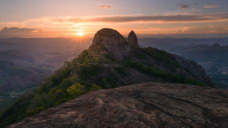 Majestic Sunset Over Mountain Peaks wallpaper