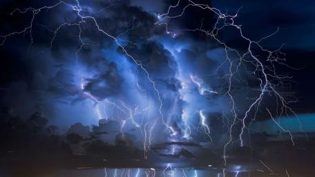 Electrifying Nighttime Thunderstorm wallpaper