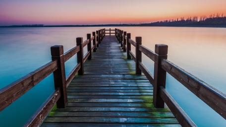 Tranquil Dusk at the Lake Pier wallpaper