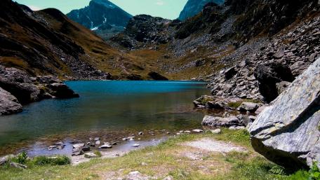 Tranquil Lake in a Rocky Valley wallpaper
