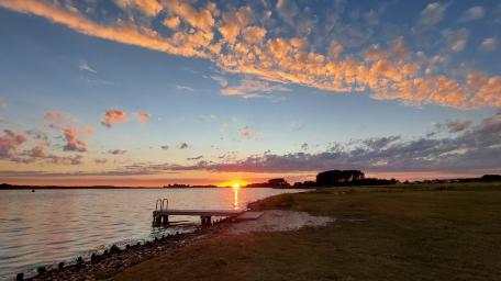 Vibrant Sunset Over Tranquil Waters wallpaper