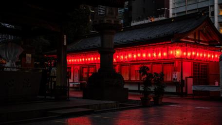 Red Lanterns Illuminate the Night Cityscape wallpaper
