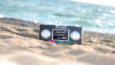 Summer Vibes at the Beach with Music Radio wallpaper