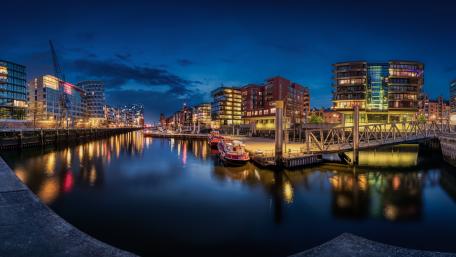 Serene Night Lights in Hamburg's Cityscape wallpaper