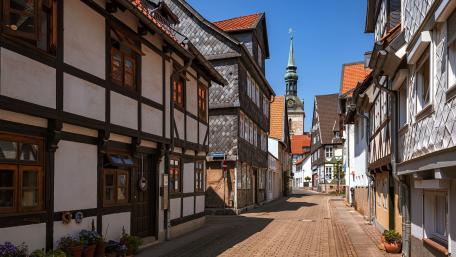 Charming Alleyway in a Quaint City wallpaper