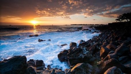 Serene Sunset Over the Ocean Waves wallpaper